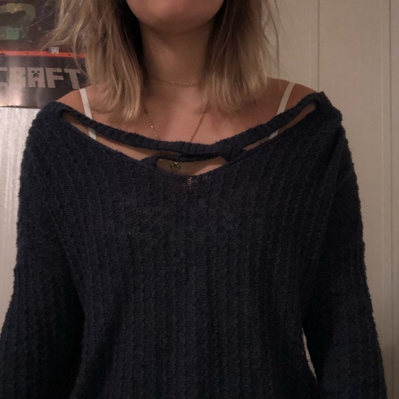 Hollister sweater - Picture 2 of 4